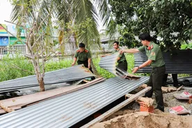 Thanh niên Công an thành phố Cần Thơ xuất quân hỗ trợ xây dựng nhà ở tặng hội viên Hội Cựu Công an nhân dân thành phố