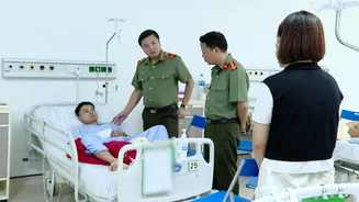 Thăm hỏi, động viên cán bộ, chiến sĩ bị thương trong khi làm nhiệm vụ