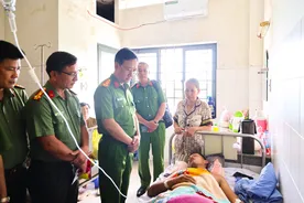 Cần Thơ: Thăm hỏi, động viên tổ viên Tổ an ninh trật tự cơ sở bị thương khi làm nhiệm vụ
