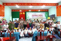 Hơn 300 phần quà chia sẻ yêu thương trao tặng người dân xã Sa Bình, tỉnh Quảng Ngãi