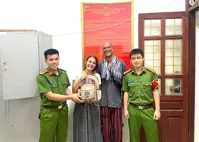 Communal police return lost belongings to foreign tourist