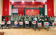 Police visit people with meritorious service in Phu Tho