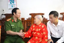 Công an các địa phương thăm, tặng quà các Mẹ Việt Nam Anh hùng, thương, bệnh binh