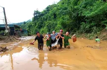 Công an các xã tại tỉnh Nghệ An kịp thời đưa sản phụ vượt lũ đến trạm y tế an toàn