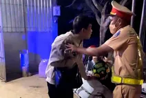 Cảnh sát giao thông giúp đỡ thanh niên bị đau tim đến bệnh viện cấp cứu kịp thời
