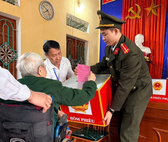 Công an tỉnh Phú Thọ phối hợp hỗ trợ người cao tuổi, người yếu thế thực hiện quyền bầu cử