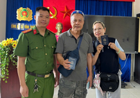 Quảng Ninh: Công an xã Vĩnh Thực nhanh chóng giúp du khách Mỹ tìm lại giấy tờ bị thất lạc