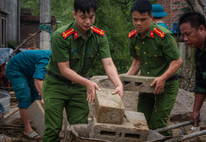 Chung tay hỗ trợ nhân dân xã Lý Quốc, tỉnh Cao Bằng khắc phục hậu quả mưa lũ
