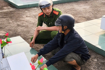 Công an xã Châu Phú, tỉnh An Giang giúp đỡ người cựu chiến binh đến thăm mộ đồng đội
