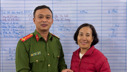 Lai Châu: Công an phường Tân Phong hỗ trợ người dân tìm lại tài sản đánh rơi