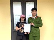 Cao Bang police return lost property to foreign tourists