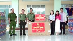 Đoàn công tác Bộ Công an thăm, tặng quà cho cơ sở giáo dục bị ảnh hưởng mưa lũ trên địa bàn xã Nam Khánh Vĩnh (Khánh Hòa)