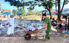 Công an xã Hàm Thuận Bắc khẩn trương hỗ trợ Nhân dân khắc phục hậu quả sau lũ