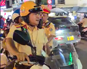 TP. Hồ Chí Minh: Đội Cảnh sát giao thông Chợ Lớn kịp thời hỗ trợ đưa cháu bé đến bệnh viện cấp cứu an toàn