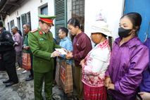 Hành trình nghĩa tình, tri ân của lực lượng Cảnh sát cơ động tại Điện Biên