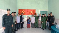 Trung đoàn Cảnh sát cơ động Tây Nguyên bàn giao những ngôi nhà đầu tiên cho người dân trong "Chiến dịch Quang Trung"