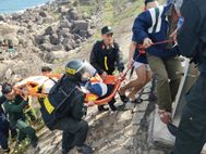 Cứu nạn kịp thời nhóm du khách nước ngoài bị sóng biển đánh, mắc kẹt vào ghềnh đá