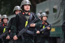 Những “bóng hồng” Cảnh sát cơ động trên tuyến đầu bảo vệ tuyệt đối an ninh, an toàn Đại hội XIV của Đảng