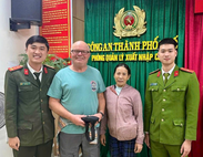 Hue police return lost property to foreign tourist