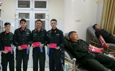 04 chiến sĩ Cảnh sát cơ động Công an tỉnh Tuyên Quang kịp thời hiến máu cứu cháu bé bị bệnh thiếu máu huyết tán