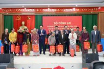 Minister Luong Tam Quang presents Tet gifts to policy beneficiary families in Hue City