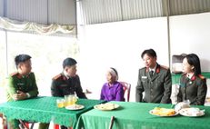 Công an tỉnh Nghệ An thăm hỏi, chúc Tết và tặng quà Mẹ Việt Nam Anh hùng Nguyễn Thị Năm