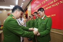 Bộ Tư lệnh Cảnh sát cơ động gặp mặt, tặng quà cán bộ, chiến sĩ có hoàn cảnh đặc biệt khó khăn