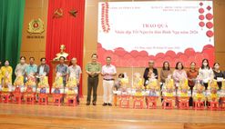 Công an tỉnh Cà Mau trao 100 phần quà tặng hộ nghèo, hộ cận nghèo và hộ có hoàn cảnh khó khăn