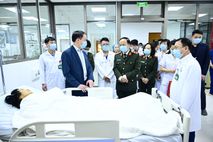 Thứ trưởng Đặng Hồng Đức kiểm tra công tác ứng trực và thăm, động viên các bệnh nhân nặng đang điều trị tại Bệnh viện 19-8