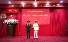 Trao tặng Huy hiệu 30 năm tuổi Đảng đối với Thứ trưởng Phạm Thế Tùng