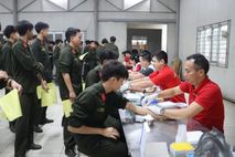 Hàng trăm chiến sĩ Cảnh sát cơ động hiến máu tình nguyện nhân dịp kỷ niệm 71 năm Ngày Thầy thuốc Việt Nam
