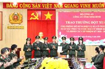 Ninh Bình: Trao thưởng đột xuất cho Phòng Hồ sơ nghiệp vụ về thành tích xuất sắc phục vụ Cuộc bầu cử đại biểu Quốc hội khóa XVI