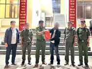 Quảng Ngãi: Công an xã Vạn Tường giúp đỡ người có biểu hiện tâm thần đoàn tụ với gia đình cách xa gần 600km