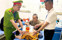 Cán bộ, chiến sĩ Công an tỉnh Lào Cai hỗ trợ người cao tuổi, người bệnh tham gia bầu cử