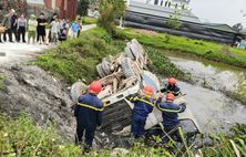 Công an tỉnh Bắc Ninh kịp thời giải cứu nạn nhân trong xe trộn bê tông lật xuống ao