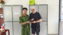 Phu Tho police return lost property to foreign tourist