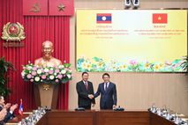 Minister Luong Tam Quang holds talks with Lao Minister of Public Security