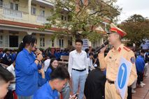 Police teach safe driving skills for students in Hung Yen province