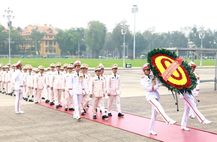 Đoàn đại biểu lực lượng Tham mưu Công an nhân dân vào Lăng viếng Chủ tịch Hồ Chí Minh và tưởng niệm các Anh hùng liệt sĩ