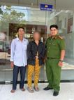Công an phường xuyên đêm giúp người phụ nữ bị lạc đường trở về với gia đình