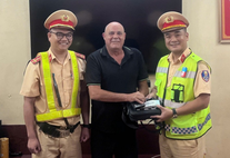 Cảnh sát giao thông Quảng Ninh kịp thời trao trả tài sản cho công dân nước ngoài đánh rơi