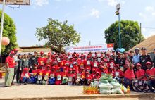 Deputy Minister Pham The Tung presents gifts to orphans in Central African Republic