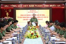 Deputy Minister Pham The Tung works with Security Guard Command