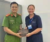 Dak Lak police assist foreign tourist in recovering lost items