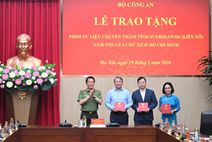 Trao tặng Phim tư liệu chuyến thăm tỉnh Sverdlovsk (Liên Xô) năm 1955 của Chủ tịch Hồ Chí Minh