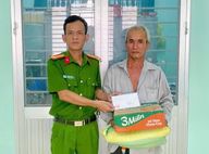 An Giang: Công an xã Ngọc Chúc kịp thời hỗ trợ đưa người bệnh tâm thần đi điều trị