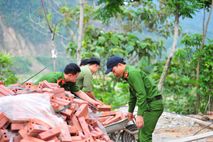 Lai Châu: Chi đoàn Công an xã Bum Nưa hỗ trợ gia đình chính sách xây dựng nhà ở