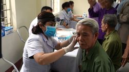 Khám bệnh, cấp phát thuốc miễn phí và trao nhiều phần quà ý nghĩa tặng nhân dân xã Vô Tranh, tỉnh Thái Nguyên