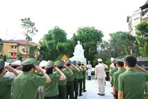 Đoàn Đại biểu Đảng uỷ Công an Trung ương dâng hoa tưởng niệm Chủ tịch Hồ Chí Minh