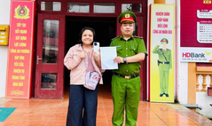 Lực lượng Công an cơ sở tỉnh Lào Cai liên tiếp trao trả tài sản cho du khách quốc tế